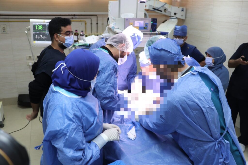 رئيس جامعة سوهاج يجري عملية جراحية دقيقة لطفلة مصابة بشلل ولادي