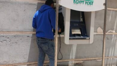 أثناء صيانه ماكينة ATM الصراف الآلى بمكتب بريد قرية اللاهون فى الفيوم