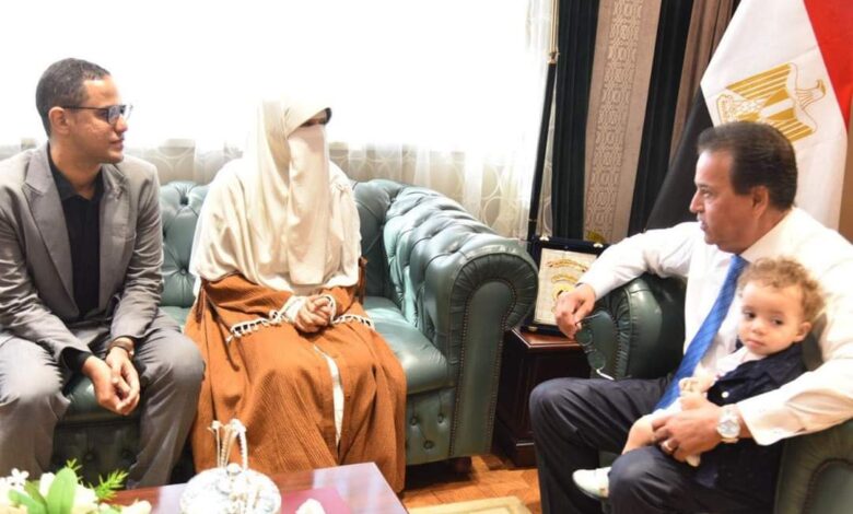 نائب رئيس الوزراء ووزير الصحة يستقبل طبيبة مستشفى المراغة بسوهاج وأسرتها